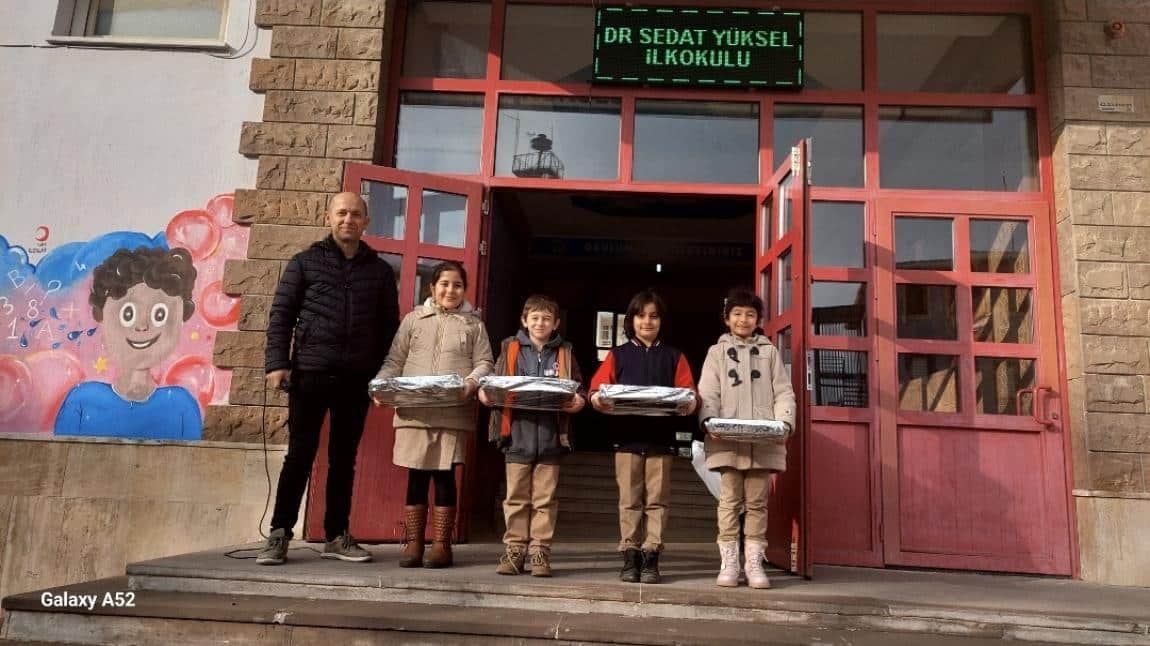 Okulumuzda Temiz Sınıf uygulaması sonrası ödül alan sınıflarımız ödüllendirildi.